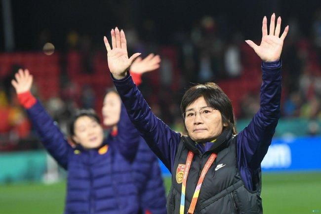 我裸着双乳你捏