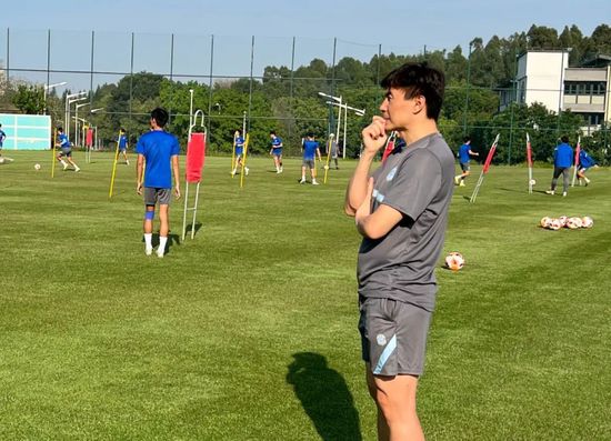 吴梦梦到粉丝家里实战吃鸡在线观看