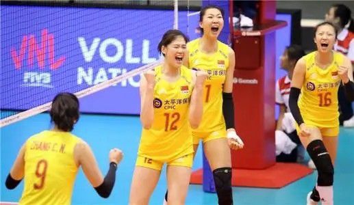 粉嫩白丝jk被啪国产在线